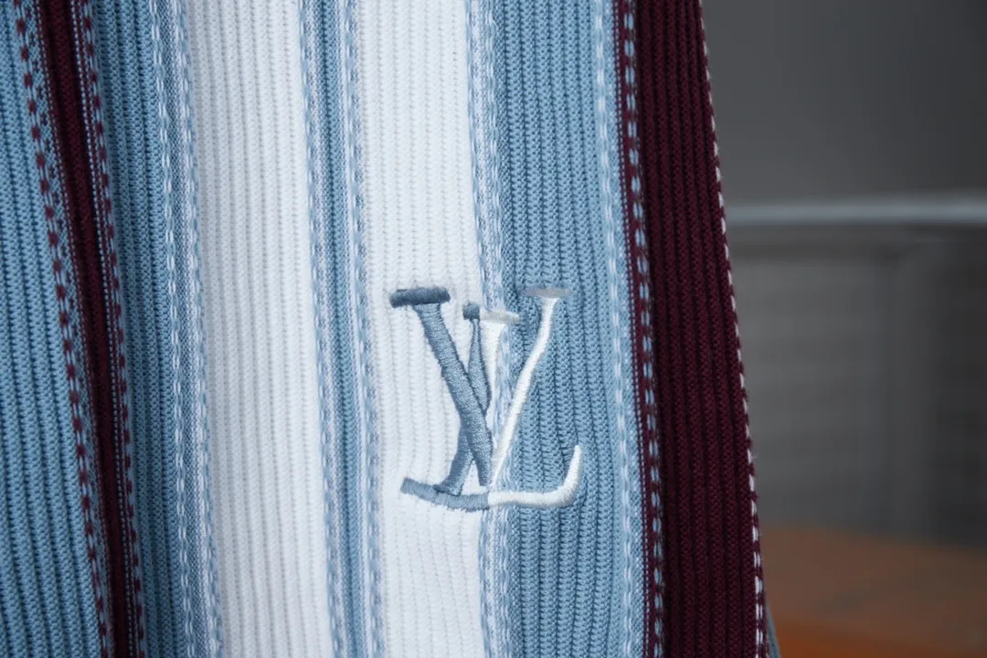 🅿️230 Lujia 25ss new cotton shorts have a loose and breathable silhouette with vertical crochet stripes, and the Yingze embroidered logo is integrated into the left side. The beaded drawstring lasso closure adds an elegant touch, and can be worn with the matching shirt for a cruise look. Size: S.M.L.XL.